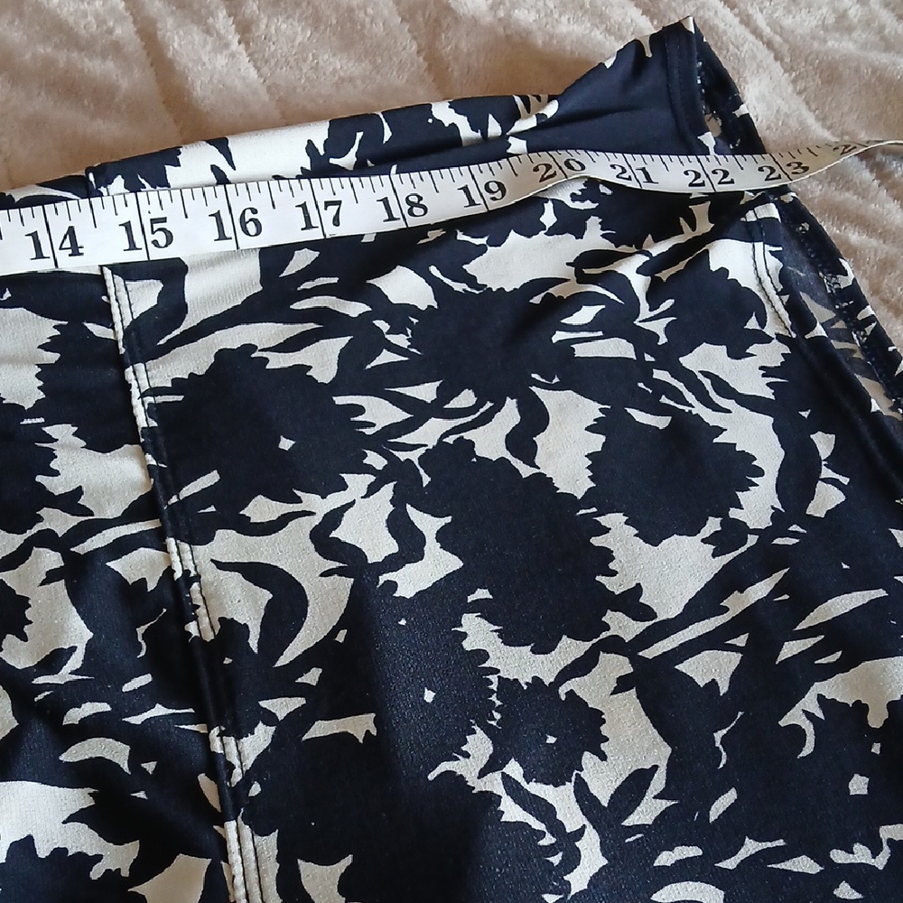 Max Studio Black and Cream Floral Blouse - Picture 14 of 14